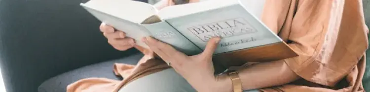 una mujer leyendo la biblia
