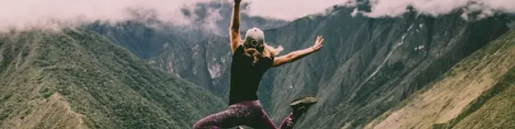 una mujer saltando de alegria