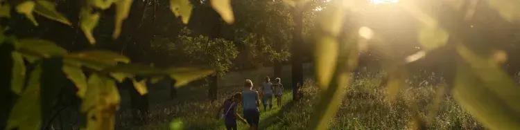 gente feliz en la naturaleza