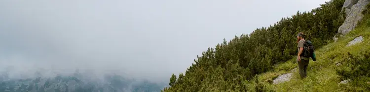 un hombre en la cima de una montana