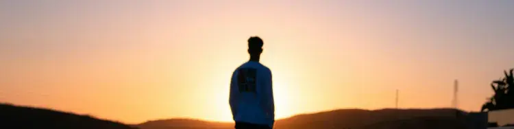 un hombre viendo hacia el cielo
