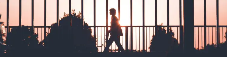 alguien caminando hacia delante