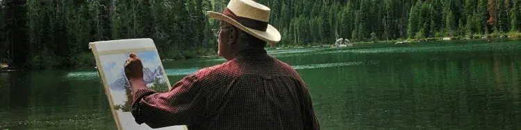 un hombre pintando un escenario