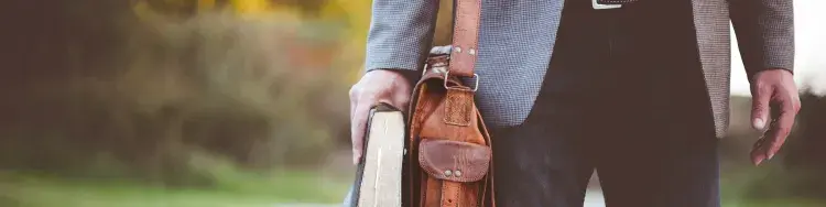 un hombre con una biblia y maleta de trabajo