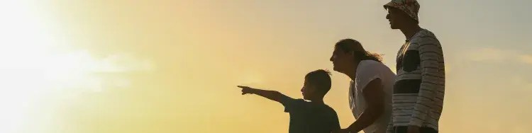 una familia junta en un valle