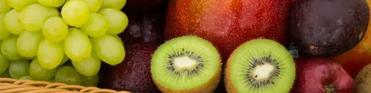 una canasta de fruta