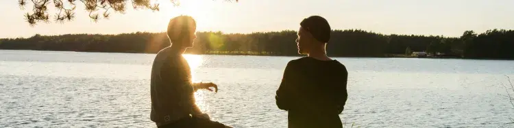 dos hombres hablando