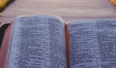 alguien caminando con una biblia