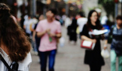 una mujer rodeada de gente