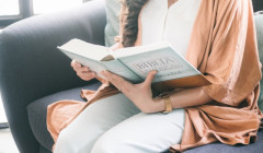 una mujer leyendo la biblia