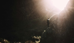 un hombre en una cueva buscando salida