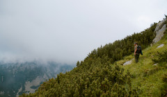 un hombre en la cima de una montana