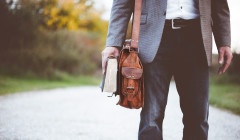 un hombre con una biblia y maleta de trabajo