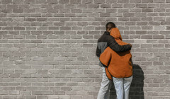 dos personas abrazandose