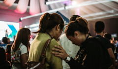 mujeres orando juntas